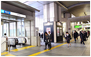 【1】秋葉原駅昭和通り改札口へ出ましたらコインロッカー側を通り抜けてください。